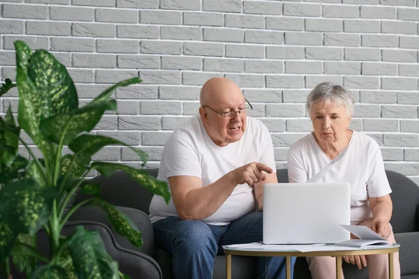 Gestresst Senior Paar Schulden Thuis — Stockfoto