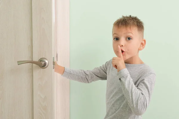 Lindo Niño Mostrando Gesto Silencio Abriendo Puerta Habitación — Foto de Stock