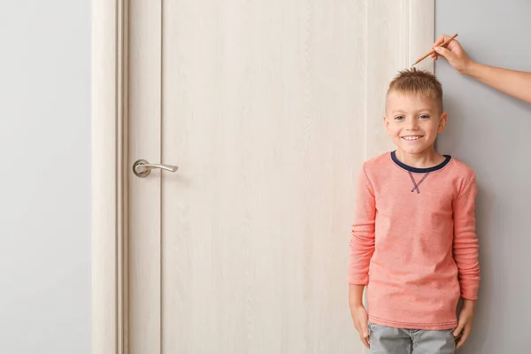 Weibliche Hand Mit Bleistift Und Süßer Kleiner Junge Der Der — Stockfoto