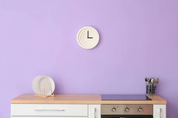 Renk Duvarına Elektrikli Soba Dayanmış Mutfak Tezgahı — Stok fotoğraf