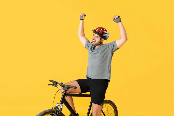 彩色背景的快乐男性骑手 — 图库照片