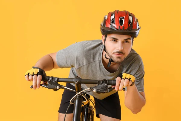 Ciclista Masculino Andar Bicicleta Fundo Cor — Fotografia de Stock
