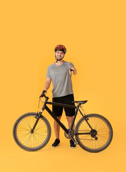 Mężczyzna Rowerzysta Pokazuje Kciuk Góry Tle Koloru — Zdjęcie stockowe