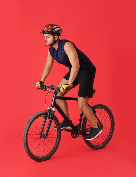骑彩色背景自行车的男性骑自行车者 — 图库照片