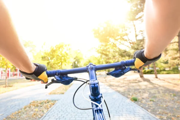 Ciclista Masculino Montar Bicicleta Aire Libre Primer Plano —  Fotos de Stock