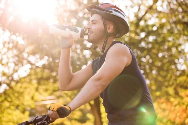 Hombre Ciclista Beber Agua Aire Libre —  Fotos de Stock