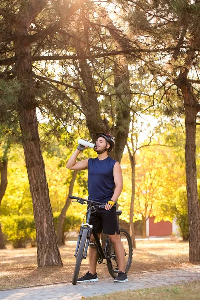 Hombre Ciclista Beber Agua Aire Libre —  Fotos de Stock