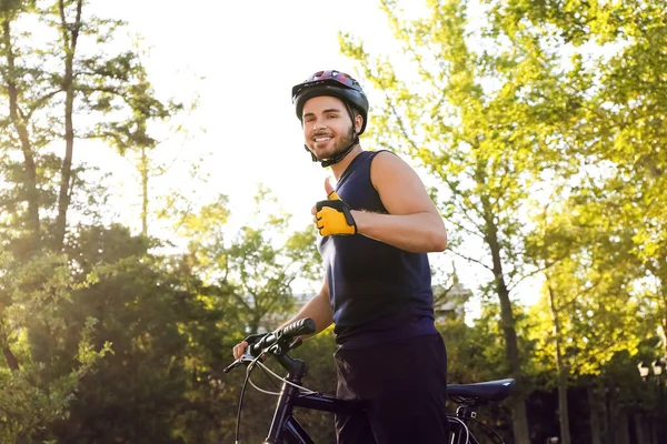 Ciclista Masculino Con Bicicleta Mostrando Pulgar Hacia Arriba Aire Libre —  Fotos de Stock