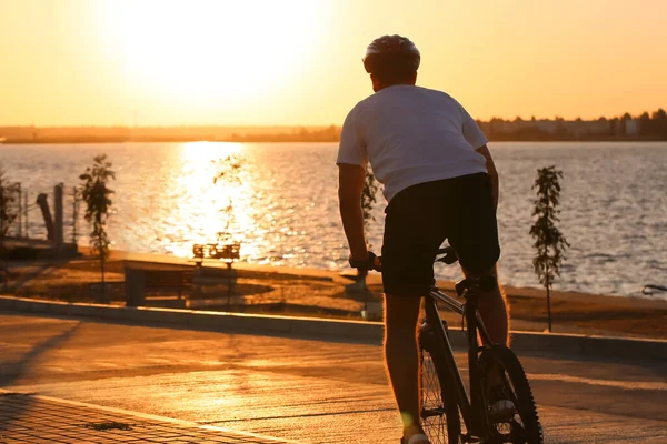 Ciclista Masculino Montar Bicicleta Aire Libre —  Fotos de Stock