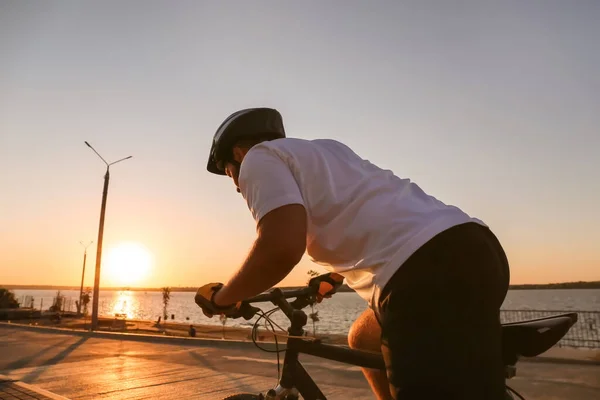 Чоловічі Велосипедисти Катаються Велосипеді Відкритому Повітрі — стокове фото