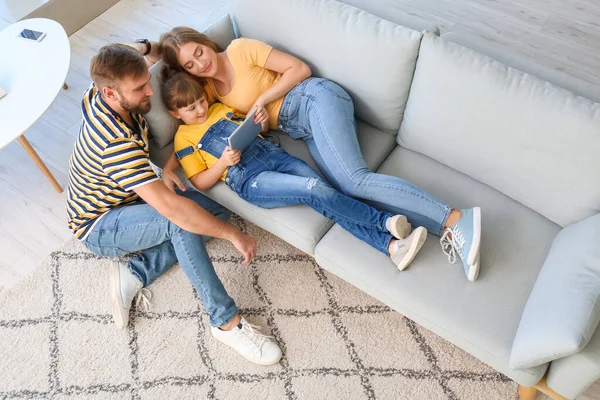 Familia Feliz Con Tablet Descansando Casa —  Fotos de Stock