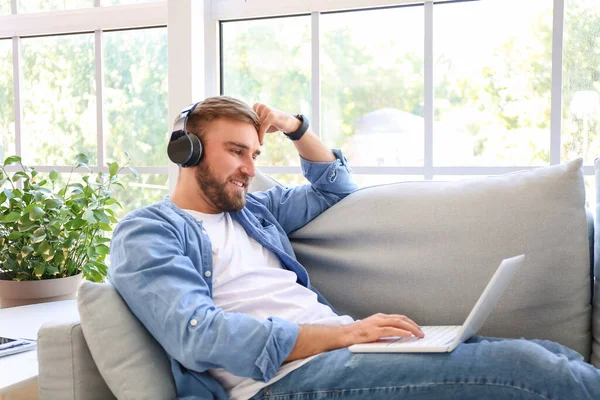 Hombre Joven Con Auriculares Portátil Casa —  Fotos de Stock