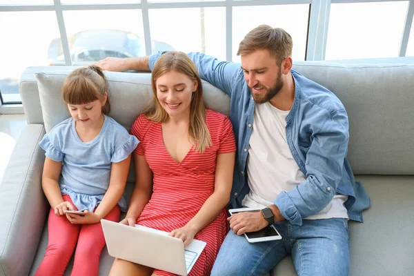 Happy Family Modern Devices Home — Stock Photo, Image