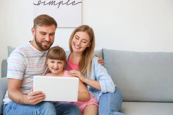 Glückliche Familie Mit Laptop Hause — Stockfoto