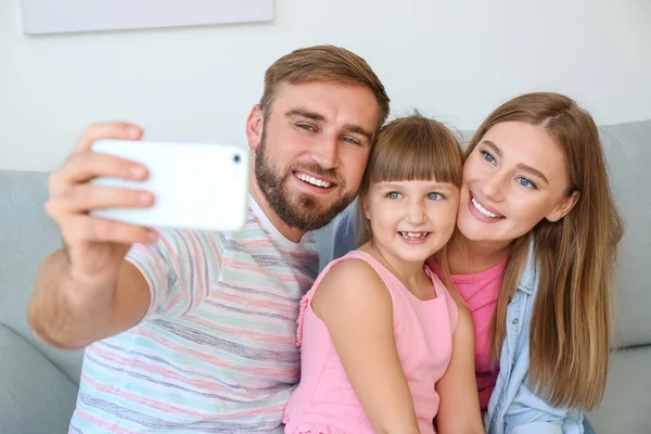 Χαρούμενη Οικογένεια Που Βγάζει Selfie Στο Σπίτι — Φωτογραφία Αρχείου