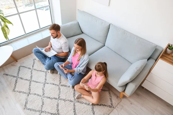 Familia Feliz Con Dispositivos Modernos Casa — Foto de Stock