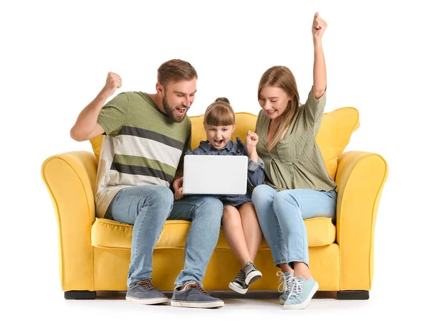 Glückliche Familie Mit Laptop Auf Sofa Vor Weißem Hintergrund — Stockfoto