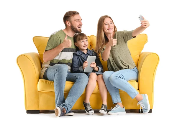 Glad Familj Tar Selfie Med Mobiltelefon Soffan Mot Vit Bakgrund — Stockfoto