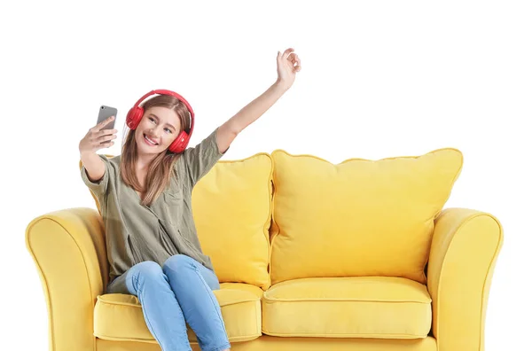 Mujer Joven Feliz Con Teléfono Móvil Auriculares Sofá Sobre Fondo —  Fotos de Stock