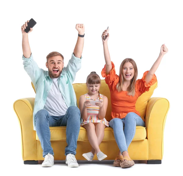 Família Feliz Com Telefones Celulares Sofá Contra Fundo Branco — Fotografia de Stock