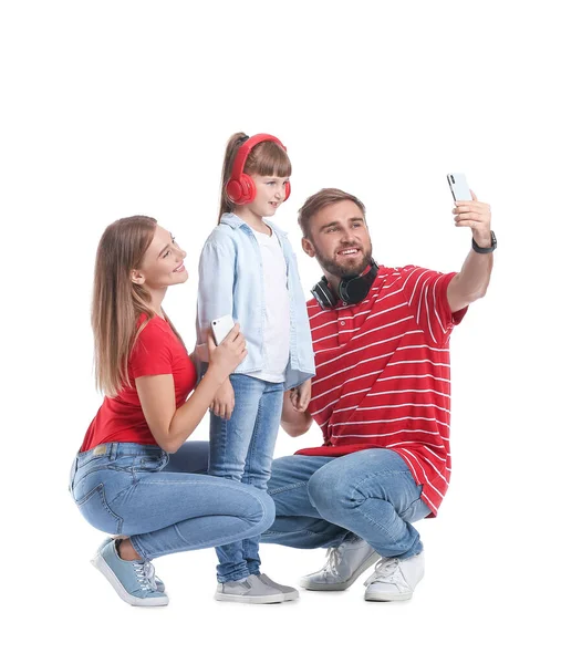 Lycklig Familj Med Mobiltelefoner Och Hörlurar Tar Selfie Vit Bakgrund — Stockfoto
