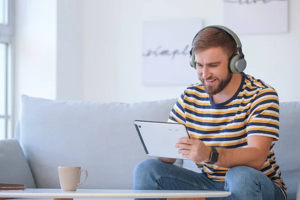 Young Man Tablet Computer Headphones Home — Stock Photo, Image