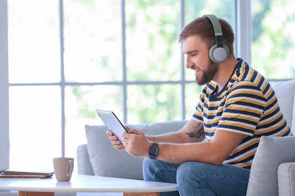 Young Man Tablet Computer Headphones Home — Stock Photo, Image