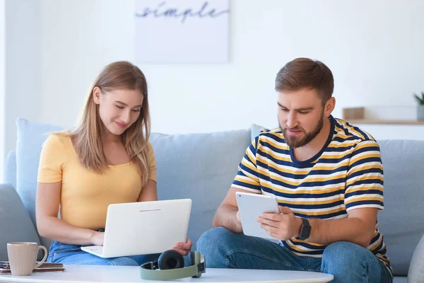 Jeune Couple Avec Gadgets Maison — Photo