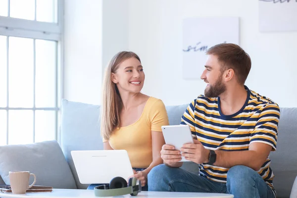Young Couple Gadgets Home — Stock Photo, Image
