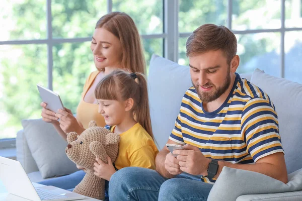 Glückliche Familie Mit Modernen Geräten Hause — Stockfoto