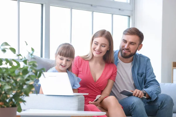Happy Family Laptop Home — Stock Photo, Image