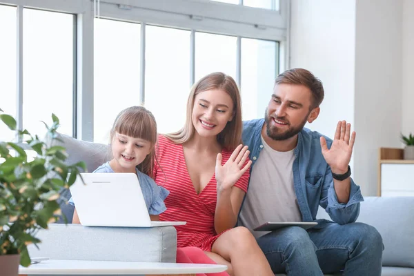 Glückliche Familie Mit Laptop Hause — Stockfoto