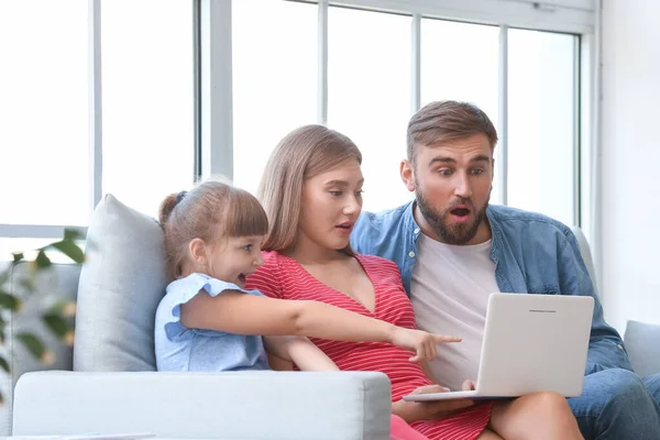 Überraschte Familie Mit Laptop Hause — Stockfoto