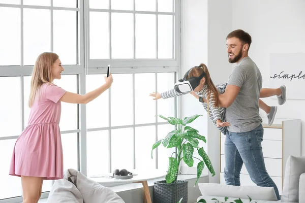 Parents Daughter Virtual Reality Glasses Home — Stock Photo, Image