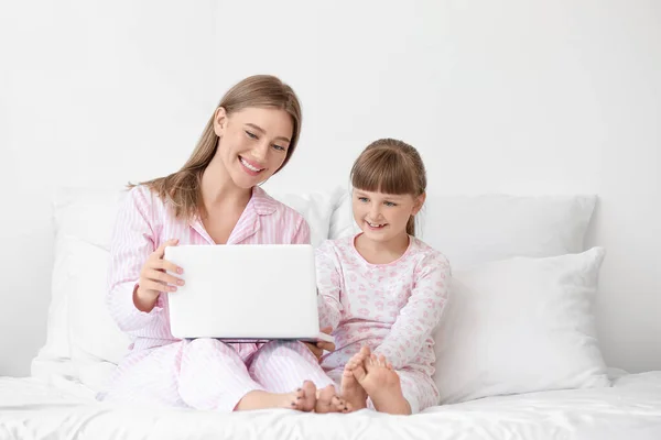 Mother Daughter Laptop Bedroom — Stock Photo, Image