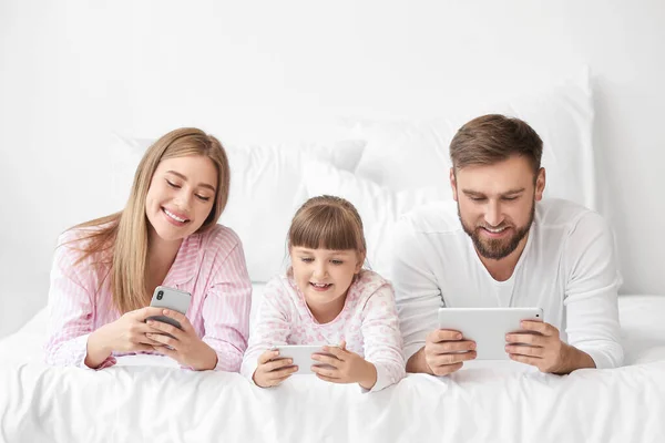 Glückliche Familie Mit Mobiltelefonen Schlafzimmer — Stockfoto