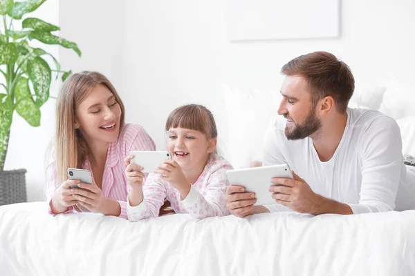 Glad Familj Med Mobiltelefoner Sovrum — Stockfoto