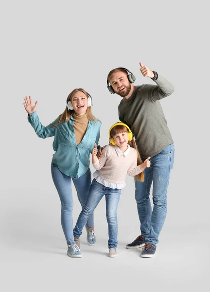 Happy Family Headphones Light Background — Stock Photo, Image