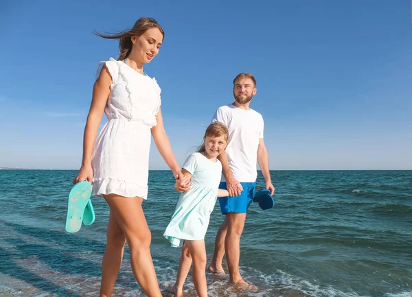 Familia Feliz Caminando Playa Del Mar —  Fotos de Stock