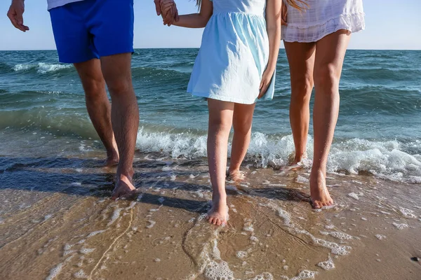 Familia Feliz Playa Del Mar —  Fotos de Stock