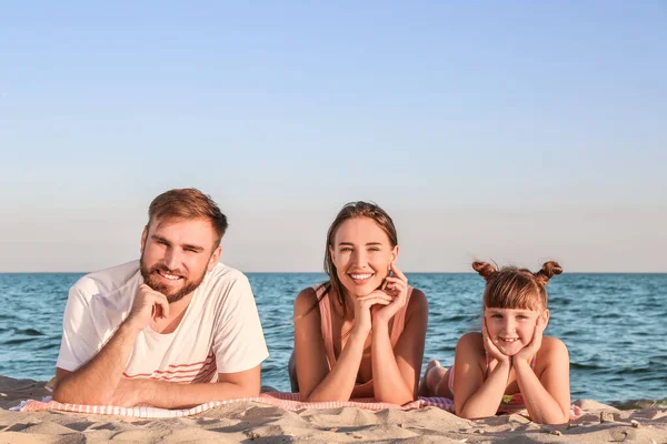 Famiglia Felice Sulla Spiaggia Mare — Foto Stock