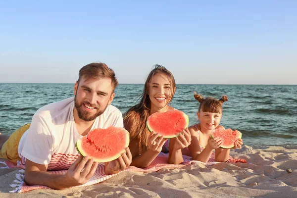 Felice Famiglia Mangiare Anguria Sulla Spiaggia Mare — Foto Stock