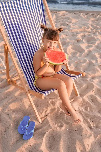 Kleines Mädchen Isst Wassermelone Meeresstrand — Stockfoto