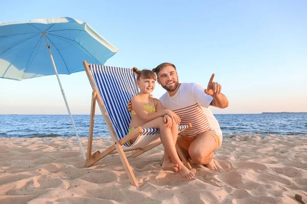 Padre Figlia Sulla Spiaggia Mare — Foto Stock