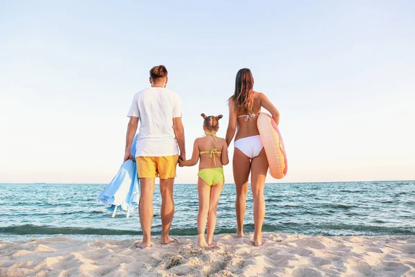 Famiglia Felice Sulla Spiaggia Mare — Foto Stock