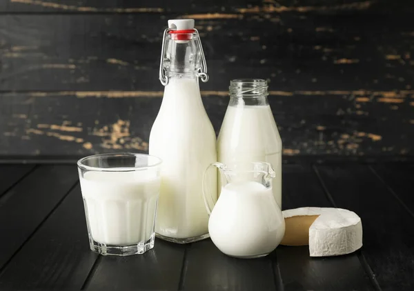 Verschiedene Milchprodukte Auf Dunklem Holzgrund — Stockfoto