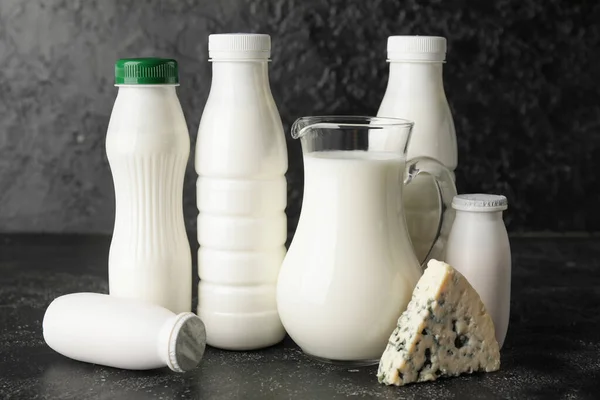 暗い背景に異なる乳製品 — ストック写真