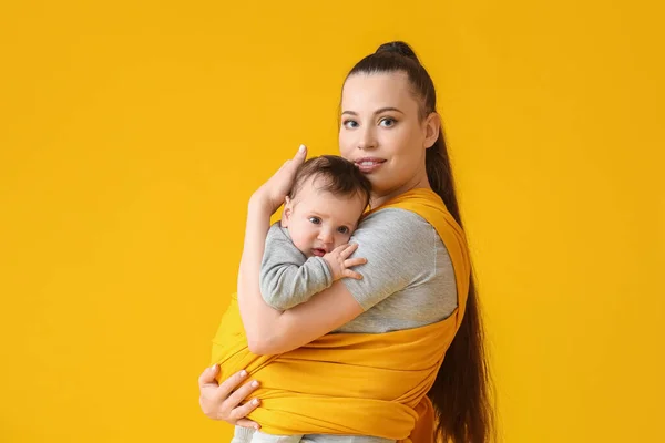 Giovane Madre Con Piccolo Bambino Fionda Sfondo Colore — Foto Stock