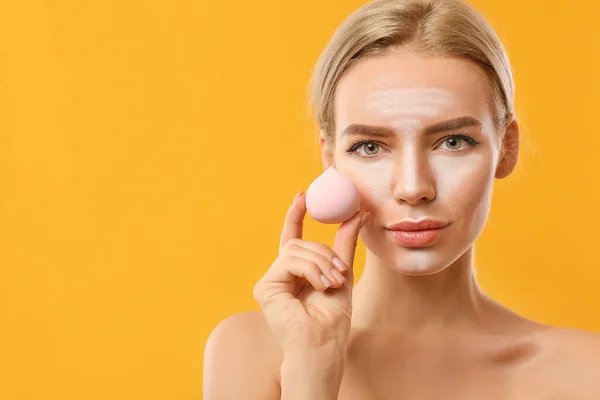 Mooie Jonge Vrouw Toepassen Contouring Make Tegen Kleur Achtergrond — Stockfoto