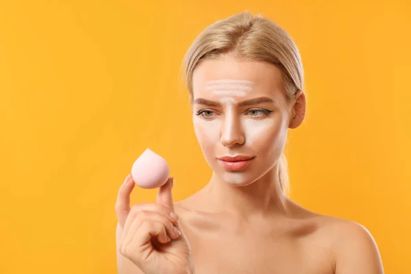 Mooie Jonge Vrouw Toepassen Contouring Make Tegen Kleur Achtergrond — Stockfoto